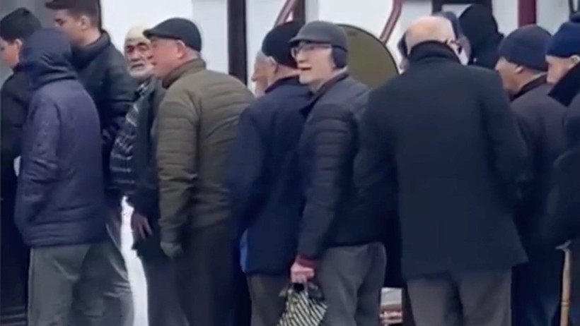 Metrelerce kuyruk oluştu: Bu bekleyiş bir tas &uuml;cretsiz &ccedil;orba i&ccedil;in - Resim : 2