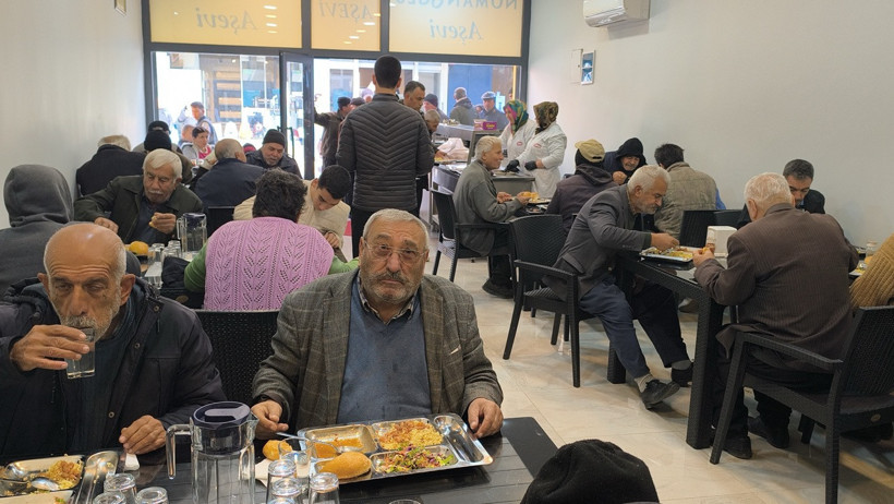 65 yaş aylığıyla geçinemeyen emekliler ücretsiz yemek kuyruğunda - Resim : 3