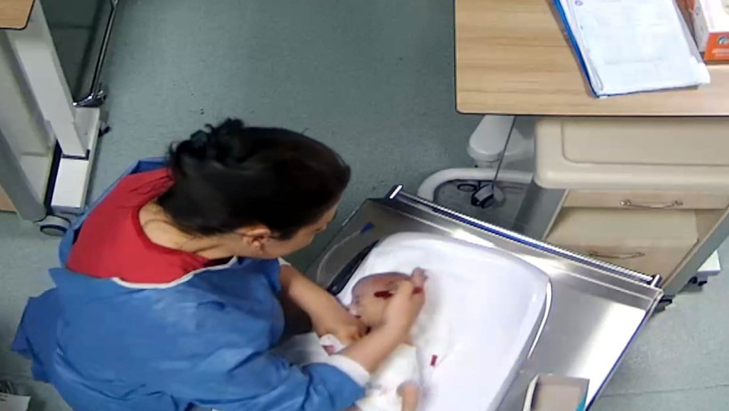 5 günlük bebeği dövdü: Hemşire şiddeti kamerada - Resim : 2