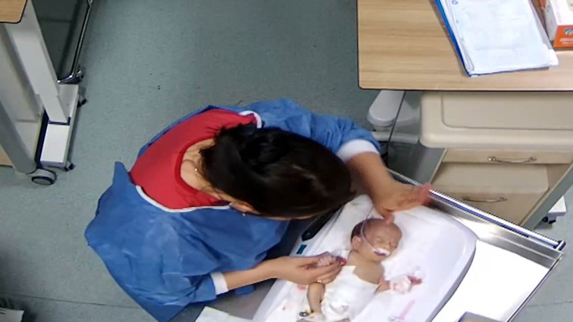 5 günlük bebeği dövdü: Hemşire şiddeti kamerada - Resim : 4