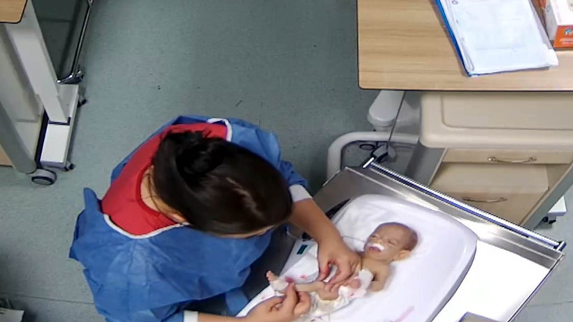 5 günlük bebeği dövdü: Hemşire şiddeti kamerada - Resim : 3