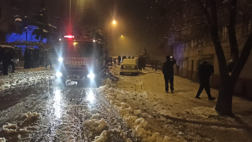 Apartmanda korkutan yangın, bina boşaltıldı - Resim : 3