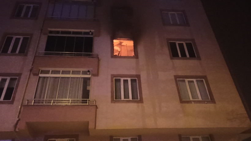 Apartmanda korkutan yangın, bina boşaltıldı - Resim : 2