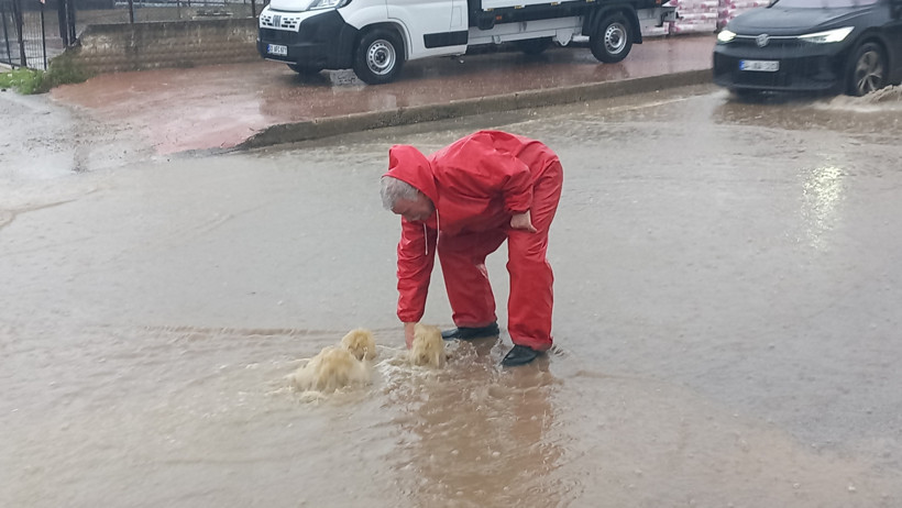 Edirne'de sağanak yolları göle çevirdi - Resim : 1