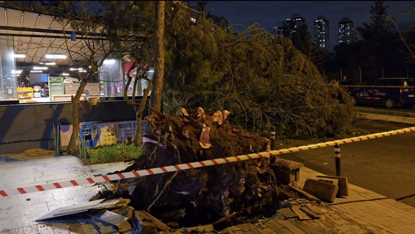 İstanbul'da fırtına: 15 katlı binanın dış cephesi uçtu - Resim: 14