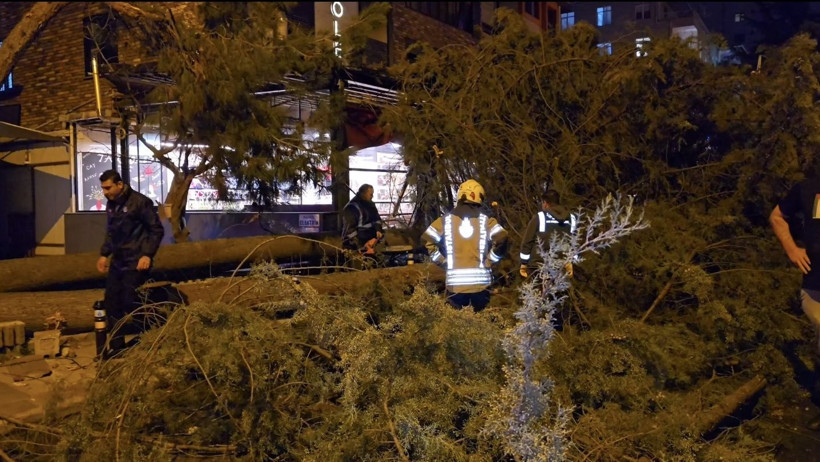 İstanbul'da fırtına: 15 katlı binanın dış cephesi uçtu - Resim: 15