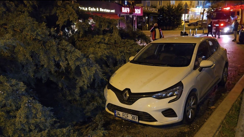 İstanbul'da fırtına: 15 katlı binanın dış cephesi uçtu - Resim: 8
