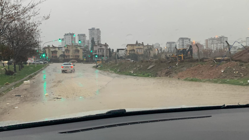 Meteoroloji uyarmıştı: Cadde ve sokaklar göle döndü, araçlar mahsur kaldı - Resim : 2