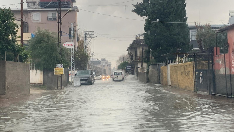 Meteoroloji uyarmıştı: Cadde ve sokaklar göle döndü, araçlar mahsur kaldı - Resim : 1