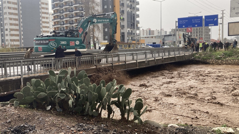 Mersin'de şiddetli yağış sele yol açtı: Dere taştı, köprü yıkıldı - Resim : 2