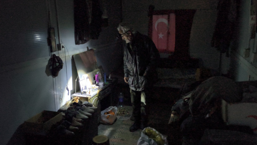 Evini yıktılar, bırakıp gittiler: Suyu bile g&uuml;neşte ısıtıyor - Resim : 1