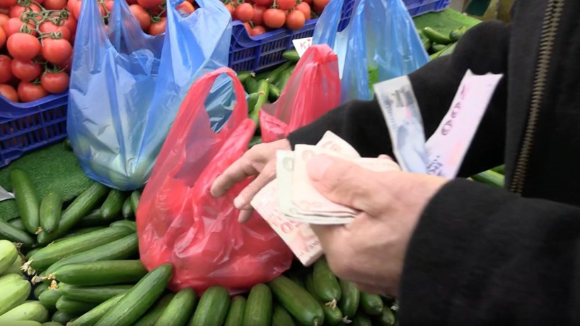 Poşetlerini gösterdi, dert yandı: 500 liraya bunları aldım - Resim : 1