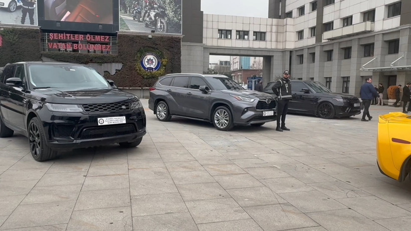 Emniyet'in bahçesi oto galeriye döndü: Biri fenomen isme ait - Resim : 2