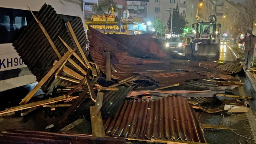 İstanbul'da fırtınalı gece: &Ccedil;atılar u&ccedil;tu, denizde dev dalgalar oluştu - Resim : 3