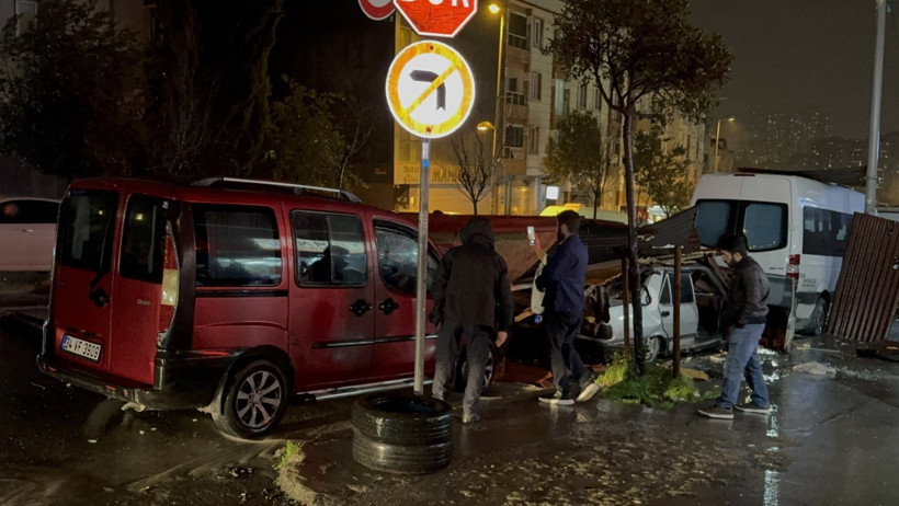 İstanbul'da fırtınalı gece: &Ccedil;atılar u&ccedil;tu, denizde dev dalgalar oluştu - Resim : 1