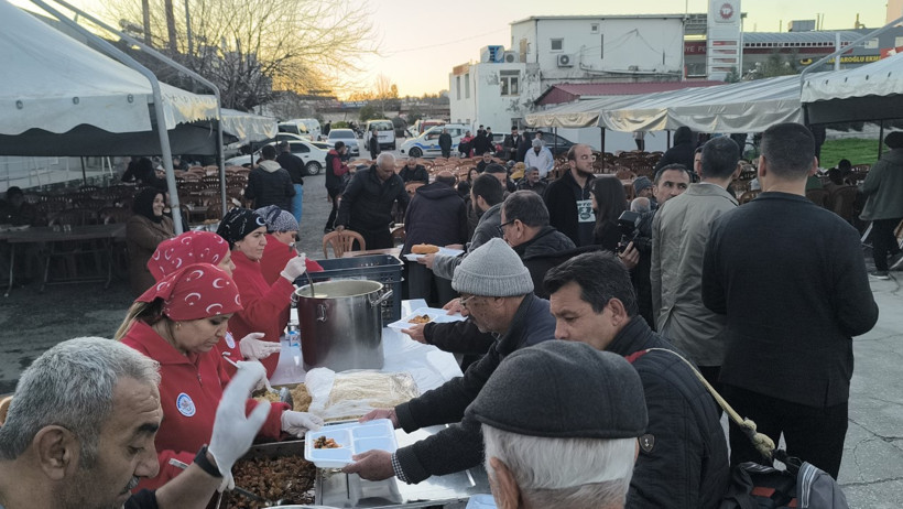 Belediyenin iftarına yoğun talep: 'En son ne zaman etli yemek yediğimi hatırlamıyorum' - Resim : 1