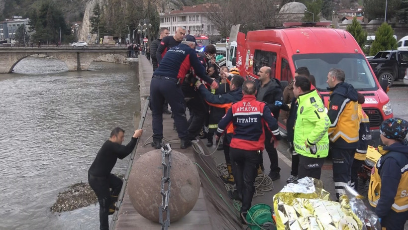 Amasya'da korkunç kaza! Anne ve kızı nehre uçtu - Resim : 1