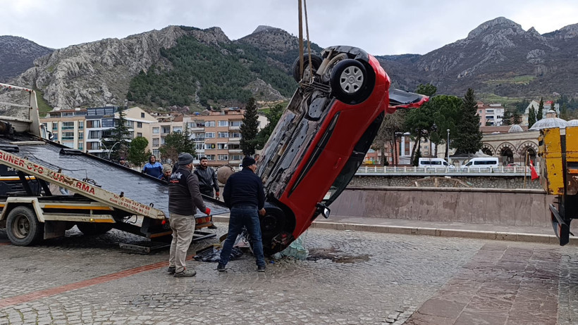 Amasya'da korkunç kaza! Anne ve kızı nehre uçtu - Resim : 2