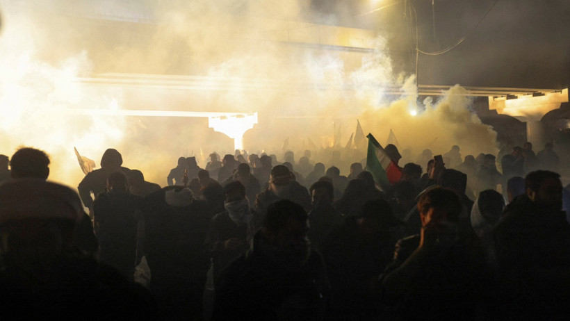 İran destek&ccedil;ileri Bağdat&rsquo;taki Yeşil B&ouml;lge&rsquo;ye girmeye &ccedil;alıştı - Resim : 3