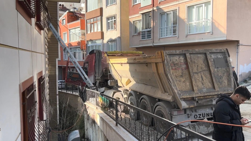 Yokuşta kayan kamyonu durdurmak isterken öldü - Resim : 2