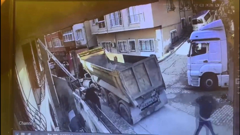 Yokuşta kayan kamyonu durdurmak isterken öldü - Resim : 1