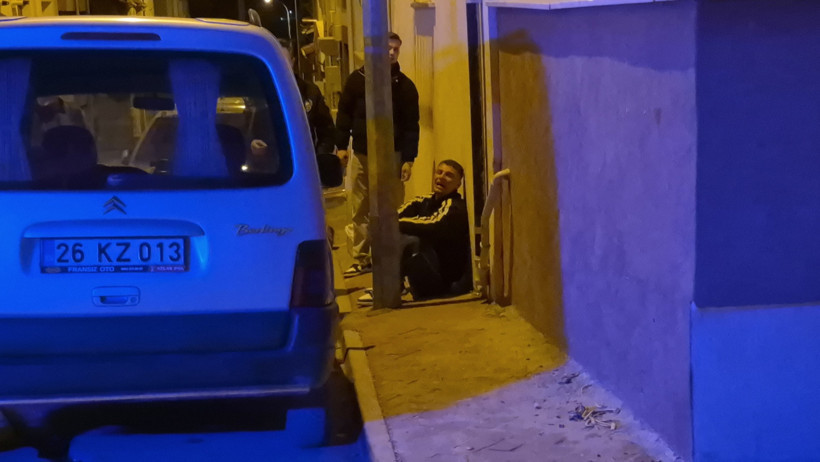 Sevgilisinden ayrıldı, sokak ortasında aracını parçaladı - Resim : 1