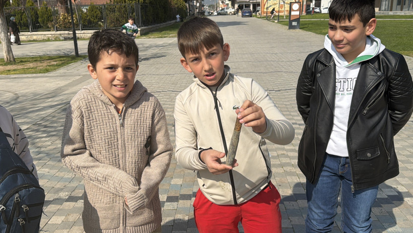 Çekilen İznik Gölü kıyısında oynayan çocuklar top mermisi buldu - Resim : 1