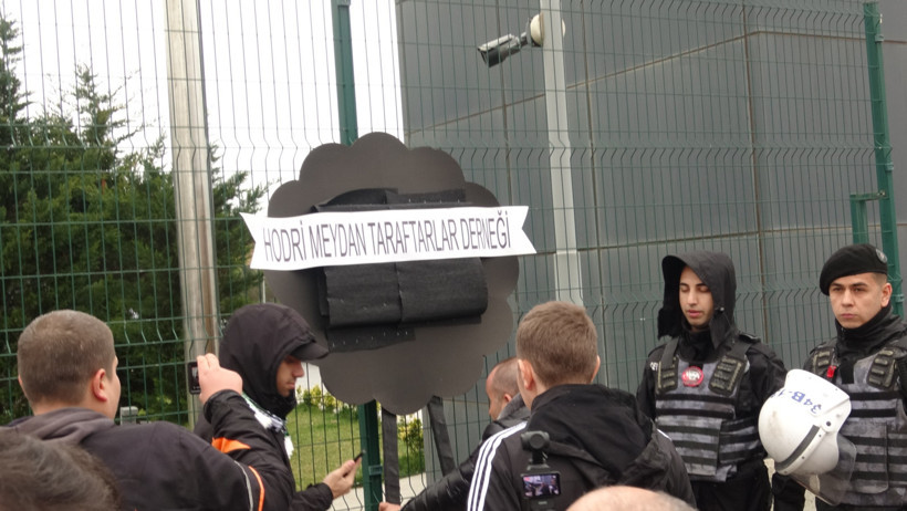 TFF binasına siyah çelenk: "Bir daha şehrimize giremez" - Resim : 1