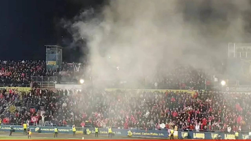 Benfica son dakikada attı, saha karıştı: Tribünde yangın çıktı - Resim : 1