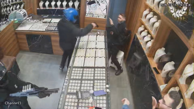 Kuyumcuda dehşet: Namlunun &ouml;n&uuml;ne atladı, kanlar i&ccedil;inde savuşturdu - Resim : 1