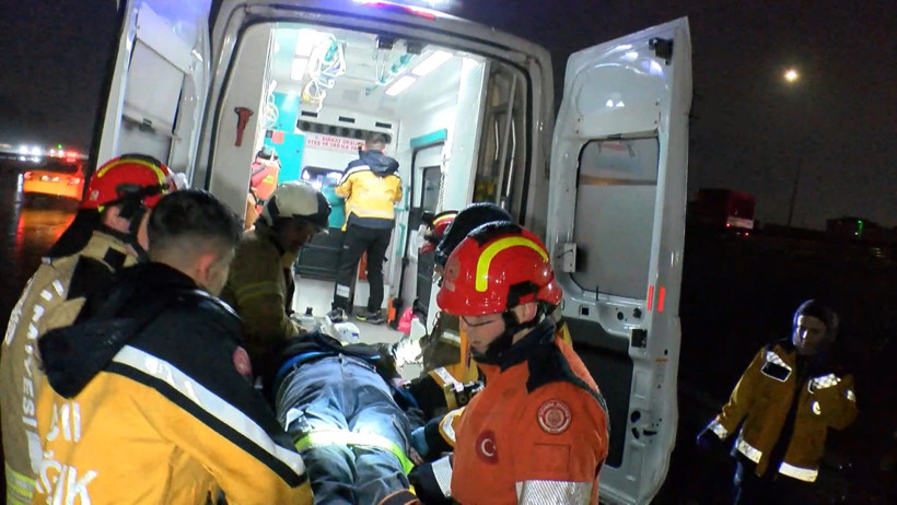 İstanbul&rsquo;da sabah saatlerinde facia: Taksi su kanalına u&ccedil;tu, 3 &ouml;l&uuml; - Resim : 1