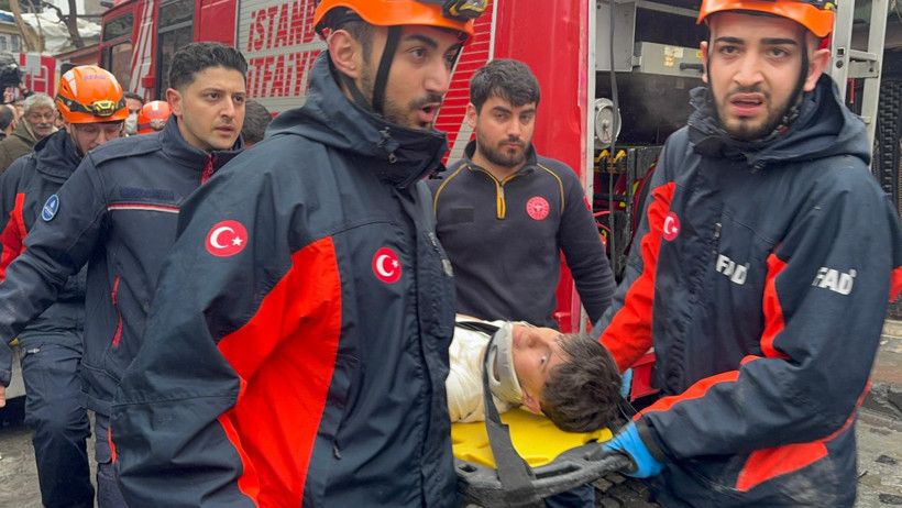 Fatih'te bitişik binalar &ccedil;&ouml;kt&uuml;: Bir kişi yaşamını yitirdi - Resim : 3