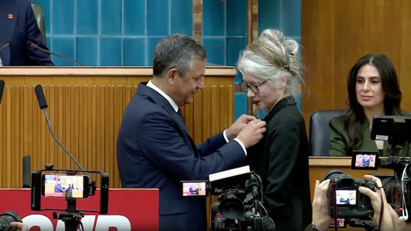 Emine &Uuml;lker Tarhan CHP'ye d&ouml;nd&uuml; - Resim : 1