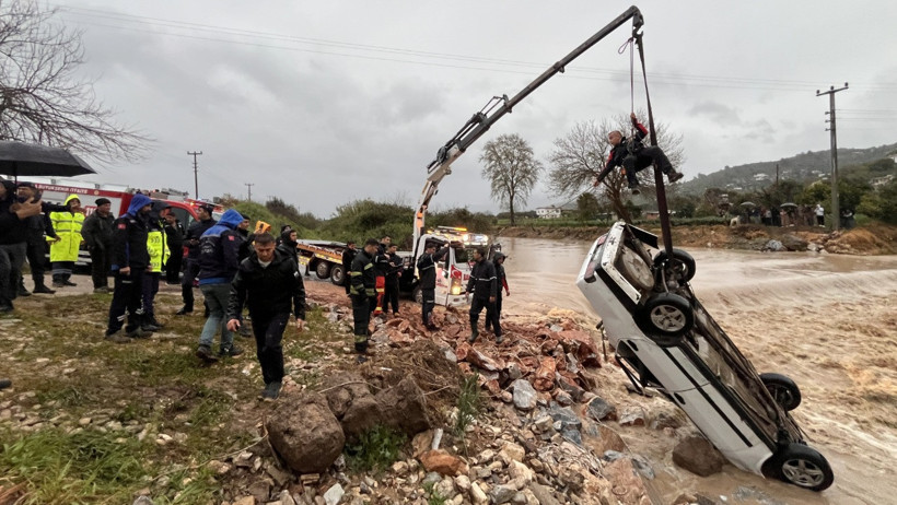 Sele kapılan ara&ccedil;ta can pazarı: 1 &ouml;l&uuml;, 1 yaralı - Resim : 3