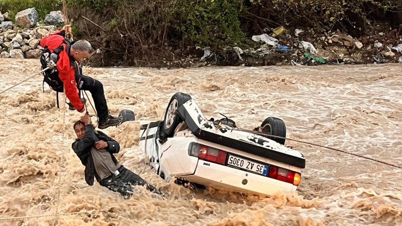 Sele kapılan ara&ccedil;ta can pazarı: 1 &ouml;l&uuml;, 1 yaralı - Resim : 1