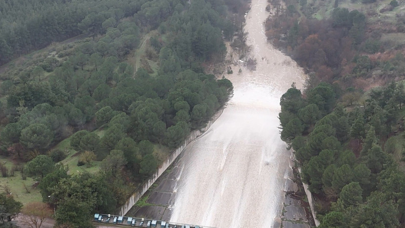 Baraj doldu, kapaklar açılınca tarlalar su altında kaldı - Resim : 1
