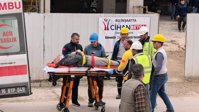 İnşaatta feci kaza: 4 metre yükseklikten beton zemine çakıldı - Resim : 1