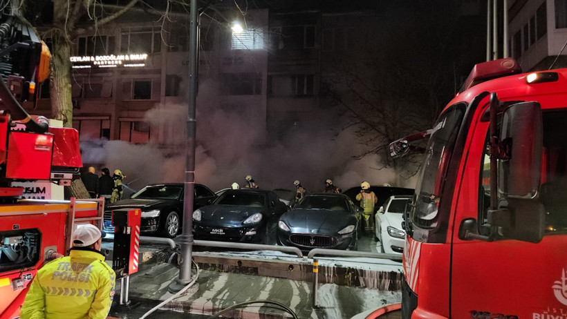 Beşiktaş’ta oto kiralama şirketinde yangın: 15 lüks araç küle döndü - Resim : 2