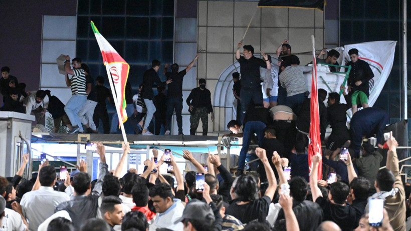 Iraklı protestocular, Basra&rsquo;daki Kuveyt Başkonsolosluğu'nu bastı - Resim : 1