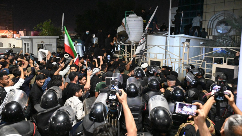 Iraklı protestocular, Basra&rsquo;daki Kuveyt Başkonsolosluğu'nu bastı - Resim : 2