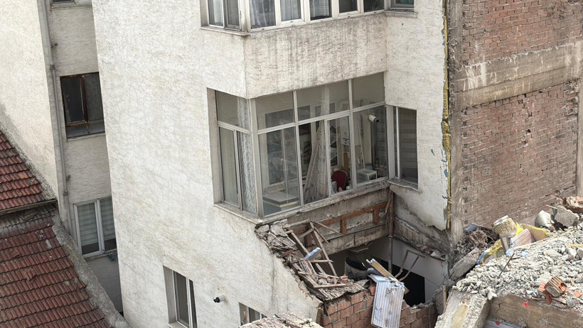 Yıkım sırasında evin duvarı çöktü - Resim : 2