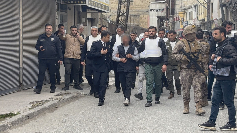 5 kişiyi rehin aldı, polise ateş a&ccedil;tı - Resim : 2