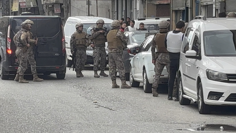 5 kişiyi rehin aldı, polise ateş a&ccedil;tı - Resim : 1