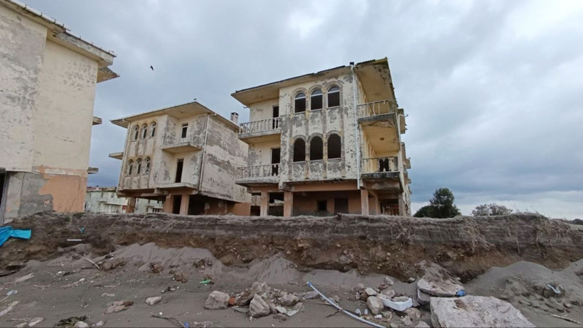 Karadeniz 100 metre taştı, villalar çöktü - Resim: 7