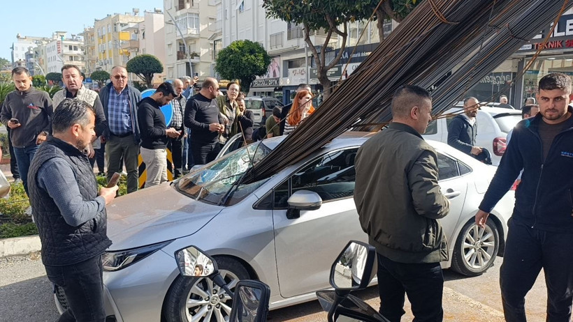 Kamyonun üzerindeki inşaat demirleri seyir halindeki otomobile 'ok' gibi saplandı - Resim : 2