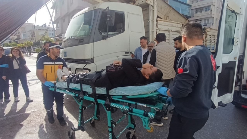 Kamyonun üzerindeki inşaat demirleri seyir halindeki otomobile 'ok' gibi saplandı - Resim : 1