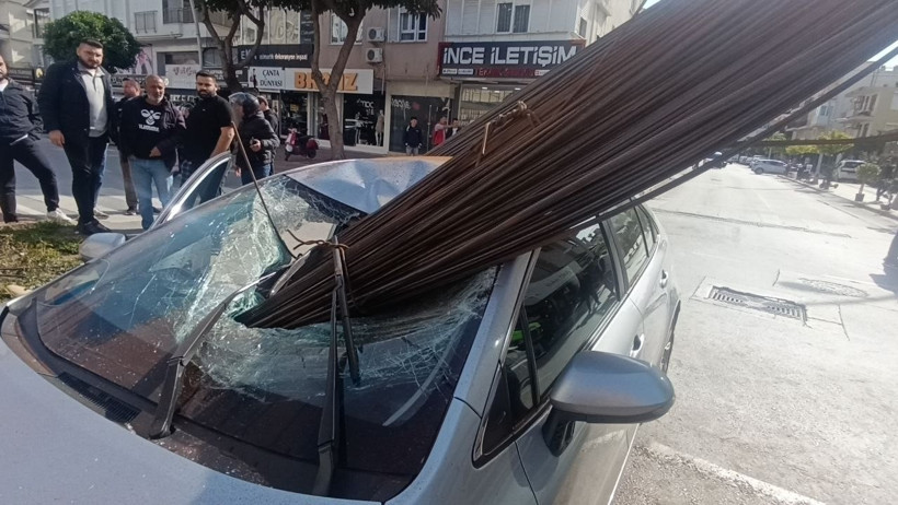 Kamyonun üzerindeki inşaat demirleri seyir halindeki otomobile 'ok' gibi saplandı - Resim : 4