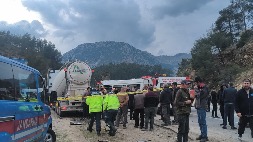 7 kişinin öldüğü trafik kazasında beton mikserinin sürücüsü tutuklandı - Resim : 2