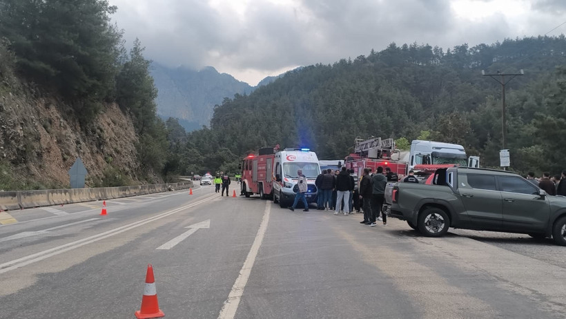 7 kişinin öldüğü trafik kazasında beton mikserinin sürücüsü tutuklandı - Resim : 1