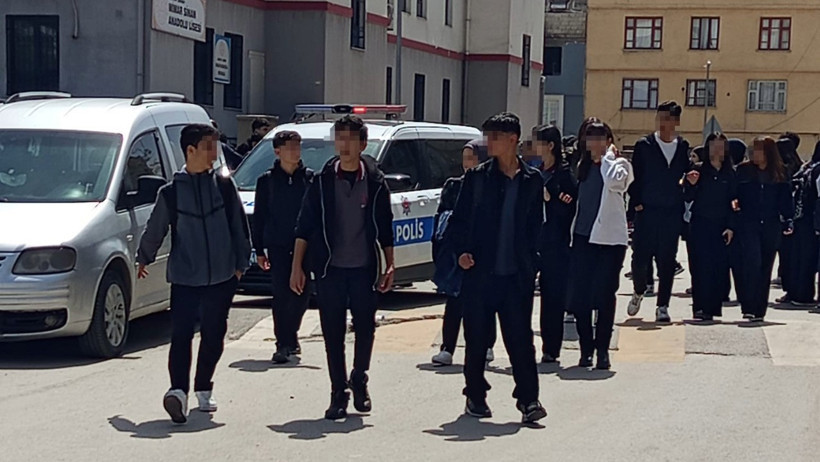 Mersin ve Gaziantep'teki liselerde silahlı saldırı paniği - Resim : 1